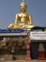 thumb_Yet_another_Golden_Buddha..jpg